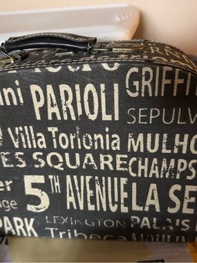 Black and White Text Print Men's Carry Bag